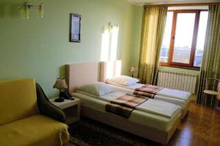 Отель Гостиница Аквариус Черноморск Двухместный номер с 2 отдельными кроватями и дополнительной кроватью-6